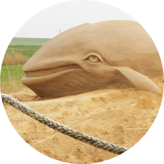 Sanddiek-Sandskulptur als Wal